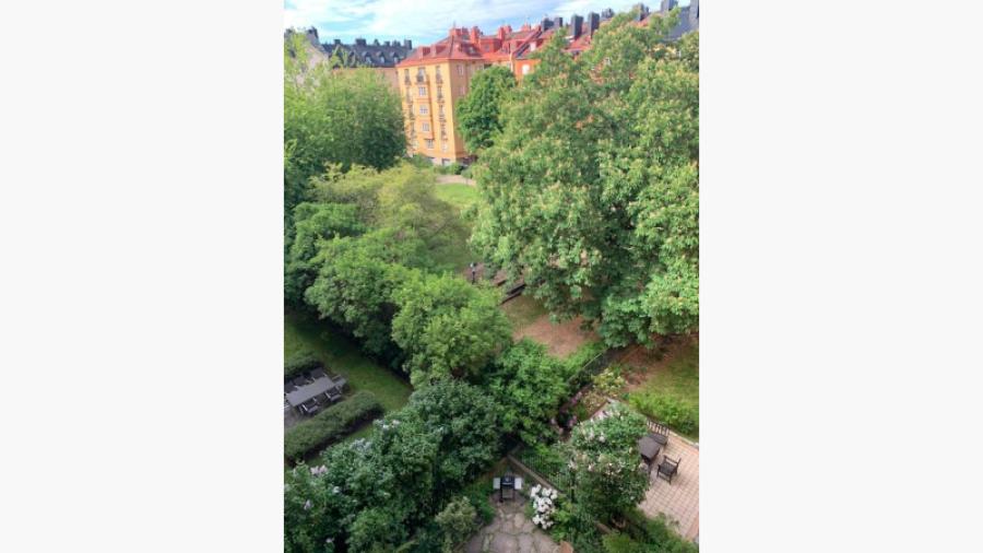Brf Kniven - utsikt över innergården och Blekingetäppan